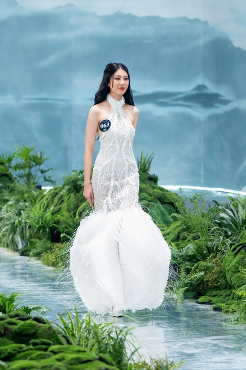 Bộ trang phục do thí sinh Đỗ Thị Lan Anh trình diễn được làm từ lon sữa tái chế, chỉ tơ, sợi quang học thừa từ các công trình xây dựng… Mẫu trang phục này theo tiết lộ của Lan Anh giống như một cây san hồ ở dưới đáy biển. Và thông điệp mà bộ trang phục muốn lan tỏa chính là mong muốn mọi người gìn giữ môi trường biển trong sạch nhất… Bộ trang phục do thí sinh Đỗ Thị Lan Anh trình diễn được làm từ lon sữa tái chế, chỉ tơ, sợi quang học thừa từ các công trình xây dựng… Mẫu trang phục này theo tiết lộ của Lan Anh giống như một cây san hô ở dưới đáy biển. Và thông điệp mà bộ trang phục muốn lan tỏa chính là mong muốn mọi người gìn giữ môi trường biển trong sạch nhất…