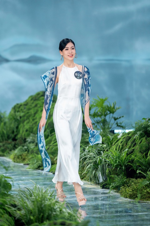 Bộ trang phục lấy cảm hứng từ kiến trúc đền chùa và miếu ở Huế, thí sinh Lương Thị Trúc Hà cho biết mình rất ấn tượng với trang phục này vì mang đậm dấu ấn văn hóa Việt Nam. Bộ trang phục được làm từ hai chất liệu chính là vải gai dầu và lụa satin Bộ trang phục lấy cảm hứng từ kiến trúc đền chùa và miếu ở Huế, thí sinh Lương Thị Trúc Hà cho biết mình rất ấn tượng với trang phục này vì mang đậm dấu ấn văn hóa Việt Nam. Bộ trang phục được làm từ hai chất liệu chính là vải gai dầu và lụa satin