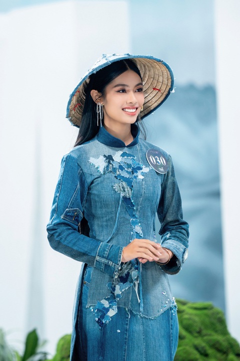 Thí sinh Nguyễn Thị Quỳnh Trang với mẫu trang phục được làm toàn bộ từ 63 mảnh vải jeans cũ… Thí sinh Nguyễn Thị Quỳnh Trang với mẫu trang phục được làm toàn bộ từ 63 mảnh vải jeans cũ…
