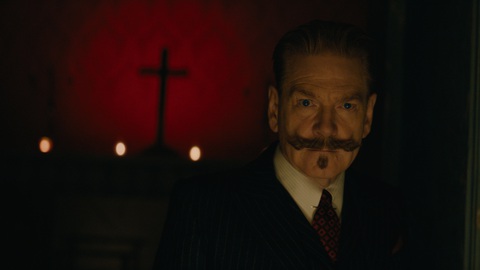 Trong sự nghiệp phá án, đây là lần đầu Hercule Poirot đối mặt với hiện tượng siêu nhiên không thể lý giải - Ảnh: IMDb Trong sự nghiệp phá án, đây là lần đầu Hercule Poirot đối mặt với hiện tượng siêu nhiên không thể lý giải - Ảnh: IMDb