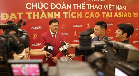 Thể thao Việt Nam vẫn còn khoảng cách với châu Á - Ảnh 1. Ông Đặng Hà Việt - trưởng đoàn thể thao Việt Nam tại Asiad 19 - trả lời phỏng vấn tối 16-9 trong lễ xuất quân của đoàn - Ảnh: HOÀNG TÙNG