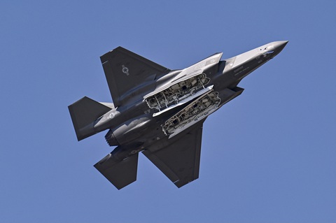 Tiêm kích F-35 của Không quân Mỹ (USAF) bay biểu diễn tại Căn cứ Không quân Yelahanka ở Bengaluru, Ấn Độ, ngày 14-2-2023 - Ảnh: AFP Tiêm kích F-35 của Không quân Mỹ (USAF) bay biểu diễn tại căn cứ không quân Yelahanka ở Bengaluru, Ấn Độ, ngày 14-2-2023 - Ảnh: AFP