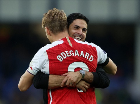 Arsenal đánh bại Everton, Chelsea hoà thất vọng Bournemouth - Ảnh 1. Niềm vui của HLV Mikel Arteta và học trò sau khi giành chiến thắng vất vả trước Everton - Ảnh: REUTERS