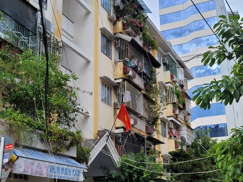 Lắp "chuồng cọp" là vi phạm Luật Nhà ở, Nha Trang kiểm tra, xử lý - Ảnh 3. Đặc điểm chung của các căn hộ cơi nới kiểu "chuồng cọp" là chung cư cũ. Trong ảnh là chung cư 07 Nguyễn Thiện Thuật, TP Nha Trang - Ảnh: TRẦN HƯỚNG