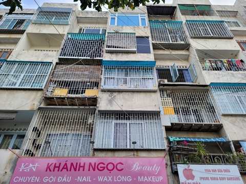 Khánh Hòa tổng kiểm tra phòng cháy của chung cư, nhà ở nhiều căn hộ, khách sạn - Ảnh 1. Nhiều căn hộ tại chung cư Ngô Gia Tự (Nha Trang) cơi nới lồng sắt không có cửa thoát hiểm theo khuyến cáo, vận động của chính quyền địa phương - Ảnh: TRẦN HƯỚNG