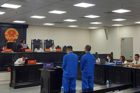 Hai luật sư lãnh án tù vì lừa 'chạy tội' 3,2 tỉ đồng - Ảnh 1. Các bị cáo nghe tòa tuyên án - Ảnh: HỒNG ÂN