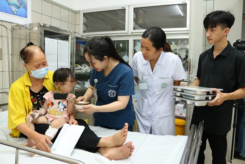 Cán bộ y tế Bệnh viện Bạch Mai chăm sóc cho nạn nhân vụ cháy chung cư mini ở Hà Nội - Ảnh: BVCC Cán bộ y tế Bệnh viện Bạch Mai chăm sóc cho nạn nhân vụ cháy chung cư mini ở Hà Nội - Ảnh: BVCC