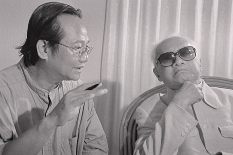 Đạo diễn Đào Trọng Khánh (trái) và Thủ tướng Phạm Văn Đồng năm 1999 - Ảnh: NGUYỄN ĐÌNH TOÁN Đạo diễn Đào Trọng Khánh (trái) và Thủ tướng Phạm Văn Đồng năm 1999 - Ảnh: NGUYỄN ĐÌNH TOÁN
