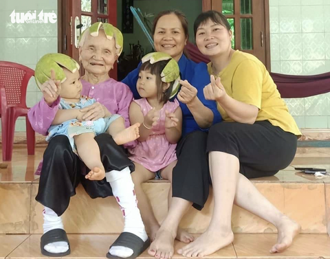 Bà cụ 101 tuổi và ngôi nhà ngập tiếng cười - Ảnh 3. Cụ Kết vui vầy cùng con cháu trong gia đình tứ đại đồng đường - Ảnh: YẾN TRINH