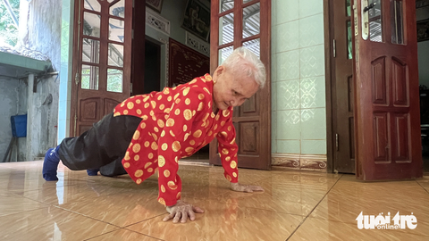 Bà cụ 101 tuổi và ngôi nhà ngập tiếng cười - Ảnh 1. 101 tuổi, bà cụ vẫn hít đất được 30 cái - Ảnh: YẾN TRINH