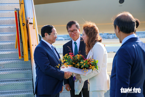 Thủ tướng Phạm Minh Chính nhận hoa chào mừng từ đại diện chính quyền thành phố San Francisco - Ảnh: DUY LINH Thủ tướng Phạm Minh Chính nhận hoa chào mừng từ đại diện chính quyền thành phố San Francisco - Ảnh: DUY LINH