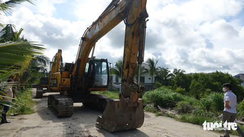 Cận cảnh cưỡng chế 14 căn biệt thự ở Phú Quốc - Ảnh 5. Xe cuốc được huy động để tháo dỡ các căn biệt thự trái phép ở xã Dương Tơ - Ảnh: CHÍ CÔNG