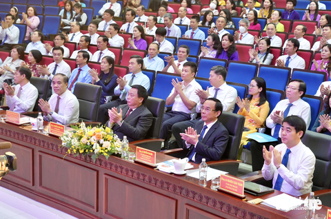 Hội thi giảng viên dạy giỏi toàn quốc lần đầu tổ chức tại TP.HCM - Ảnh 1. Ủy viên Bộ Chính trị, Bí thư Thành ủy TP.HCM Nguyễn Văn Nên; Ủy viên Bộ Chính trị, Giám đốc Học viện Chính trị quốc gia Hồ Chí Minh Nguyễn Xuân Thắng cùng nhiều ủy viên Trung ương Đảng, lãnh đạo tỉnh thành, trường chính trị toàn quốc tham dự buổi lễ - Ảnh: HỮU HẠNH
