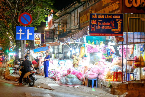 Thu phí lòng đường, vỉa hè tại TP.HCM: Công cụ để minh bạch quản lý đô thị - Ảnh 2. Vỉa hè trên đường Phạm Văn Đồng, TP.HCM bị lấn chiếm làm sạp hàng buôn bán - Ảnh: PHƯƠNG QUYÊN