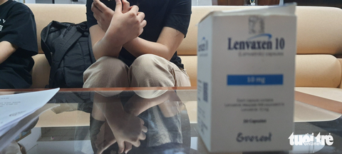 Vụ bác sĩ bị tố gợi ý ‘vui vẻ’: ‘Hành vi xâm hại tình dục của bác sĩ C. là có cơ sở’ - Ảnh 1. Thuốc có tên Lenvaxen 10 (Lenvatinib) mà bác sĩ N.Q.C. đưa chị K.T. cho mẹ uống - Ảnh: H.T.