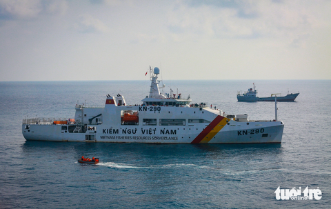Đoàn công tác TP.HCM thăm nhà giàn DK1 - ngôi nhà chung của ngư dân vùng biển Tây Nam - Ảnh 4. Tàu KN-290 thuộc Bộ tư lệnh Vùng 2 hải quân xuất phát từ cảng Cát Lái (ngày 15-9) đã đến sát nhà giàn DK1 vào rạng sáng 18-9 - Ảnh: CHÂU TUẤN