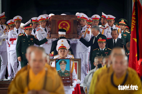Tiễn biệt Thượng tướng Nguyễn Chí Vịnh - vị tướng có tầm nhìn chiến lược - Ảnh 1. Đại tướng Phan Văn Giang (bên trái) và Chánh án Tòa án nhân dân tối cao Nguyễn Hòa Bình (phải) cùng đội danh dự chuyển linh cữu Thượng tướng Nguyễn Chí Vịnh ra linh xa - Ảnh: NGUYỄN KHÁNH