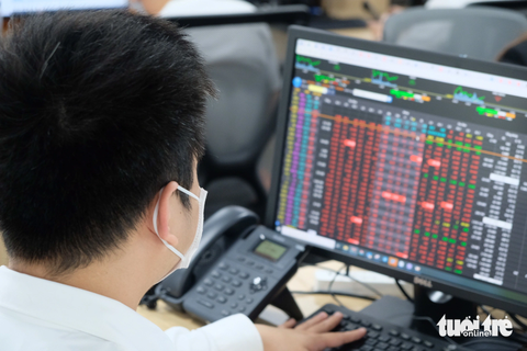 Đầu tuần, dồn dập bán cổ phiếu ngành ngân hàng và bất động sản - Ảnh 1. Thị trường chứng khoán liên tục biến động trong thời gian gần đây, khiến tâm lý của không ít nhà đầu tư bị ảnh hưởng - Ảnh: BÔNG MAI