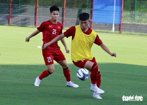 HLV Hoàng Anh Tuấn: 'Olympic Việt Nam sẽ chơi kiểm soát bóng' - Ảnh 1. Tuyển Olympic Việt Nam tập trên sân Shaoxing Keqiao Jianhu chiều 18-9 - Ảnh: ĐỨC KHUÊ