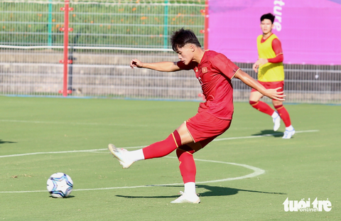 HLV Hoàng Anh Tuấn: 'Olympic Việt Nam sẽ chơi kiểm soát bóng' - Ảnh 2. Tiền đạo Quốc Việt thực hiện cú sút khi tập bài kiểm soát bóng - Ảnh: ĐỨC KHUÊ