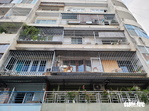 Đáng báo động những ‘chuồng cọp’ tại các chung cư ở Nha Trang - Ảnh 1. Chung cư Ngô Gia Tự ở TP Nha Trang vẫn còn nhiều căn hộ cơi nới lồng sắt bít kín ban công - Ảnh: TRẦN HƯỚNG