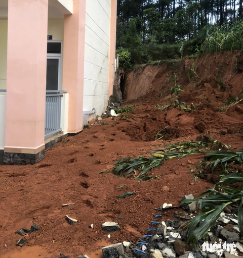 Sập taluy ngay cạnh lớp học tại Lâm Đồng - Ảnh 2. Đất tràn vào khu vực trường học - Ảnh: H.P