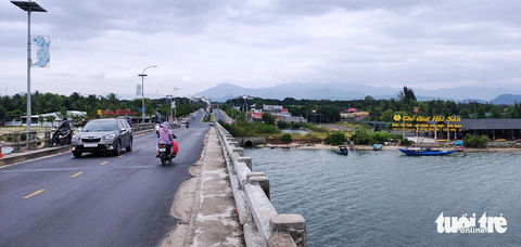 Gỡ chưa hết vướng vụ hiến đất mở đường, tách thửa ở Cam Lâm - Ảnh 1. Khu vực ven đầm Thủy Triều (huyện Cam Lâm) có nhiều khu đất đã được tách thửa, phân lô bán nền đang chờ xử lý, khắc phục hậu quả - Ảnh: PHAN SÔNG NGÂN