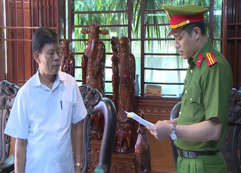 Bắt tạm giam nguyên giám đốc Cơ sở cai nghiện ma túy số 1 Thanh Hóa - Ảnh 1. Công an thi hành lệnh bắt tạm giam bị can Lê Chí Cường - Ảnh: Công an tỉnh Thanh Hóa cung cấp