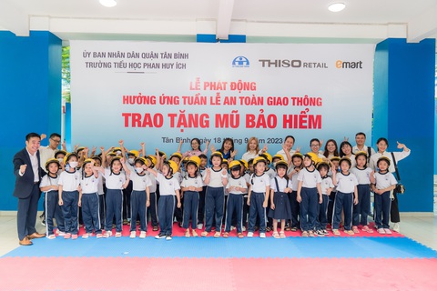 Thiso Retail trao 6.500 mũ bảo hiểm đạt chuẩn cho học sinh quận Gò Vấp và Tân Bình - Ảnh 2. Các em học sinh chụp ảnh lưu niệm tại chương trình