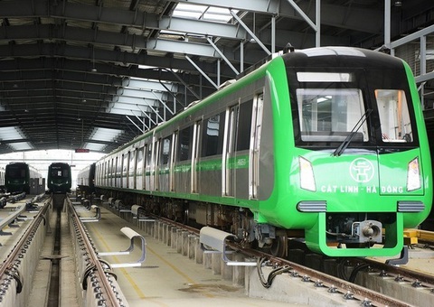 Tiền đâu để làm tuyến đường sắt đô thị tỉ đô Văn Cao - Hoà Lạc? - Ảnh 1. Tuyến đường sắt đô thị Cát Linh - Hà Đông, TP Hà Nội đang vận hành trơn tru - Ảnh: B.N.