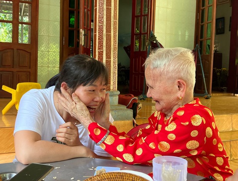 Bà cụ 1001 tuổi, vẫn minh mẫn, hài hước, vừa nói chuyện vừa nựng má cháu đã lớn Ảnh YẾN TRINH Bà cụ 101 tuổi, vẫn minh mẫn, hài hước, vừa nói chuyện vừa nựng má cháu đã lớn Ảnh YẾN TRINH