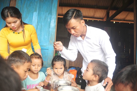 Bám núi dạy học bằng... niềm tin - Ảnh 5. Cô Tý và thầy Nhân chăm sóc học trò tại điểm trường nóc Ông Bình - Ảnh: B.D.