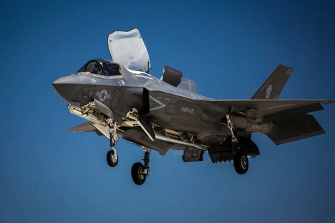 Tiêm kích tàng hình F-35B của Mỹ gặp sự cố, phi công nhảy khỏi máy bay - Ảnh 1. Một chiếc tiêm kích F-35B Lightning II của Thủy quân lục chiến Mỹ thực hiện màn hạ cánh thẳng đứng hồi tháng 4-2015 - Ảnh: MILITARY.COM/Thủy quân lục chiến Mỹ
