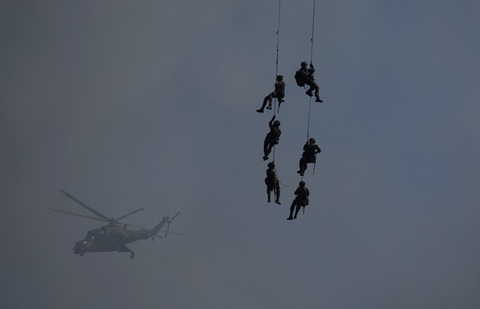 Các binh sĩ Ba Lan cheo leo trên dây thừng cùng trực thăng chiến đấu Mi-24 tham gia cuộc diễn tập tại một địa điểm ở Bemowo Piskie, thị trấn Orzysz (đông bắc Ba Lan) ngày 16-9. Cuộc diễn tập này diễn ra trước sự kiện triển lãm pháo mang tên 