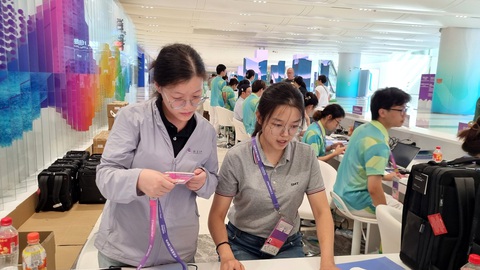 Thắp sáng bản đồ thể thao châu Á - Ảnh 1. Các tình nguyện viên ở trung tâm báo chí làm việc xuyên suốt để hỗ trợ cánh truyền thông - Ảnh: H.Đ.