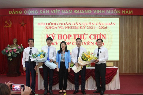 Phó chủ tịch quận Cầu Giấy liên quan tới vụ biệt thự xây sai phép bị điểu chuyển - Ảnh 2. Lãnh đạo quận Cầu Giấy tặng hoa, chúc mừng ông Trần Việt Hà (thứ hai từ trái qua) và ông Ngô Ngọc Phương (thứ hai từ phải qua) - Ảnh: HĐND quận Cầu Giấy