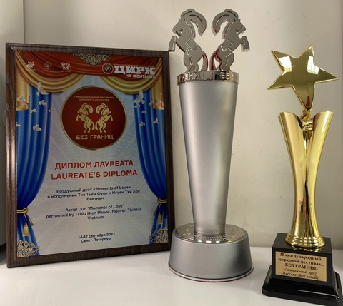 Cúp và huy chương bạc được trao cho tiết mục của Hiển Phước - Thanh Hoa - Ảnh: NVCC Cúp và huy chương bạc được trao cho tiết mục của Hiển Phước - Thanh Hoa - Ảnh: NVCC