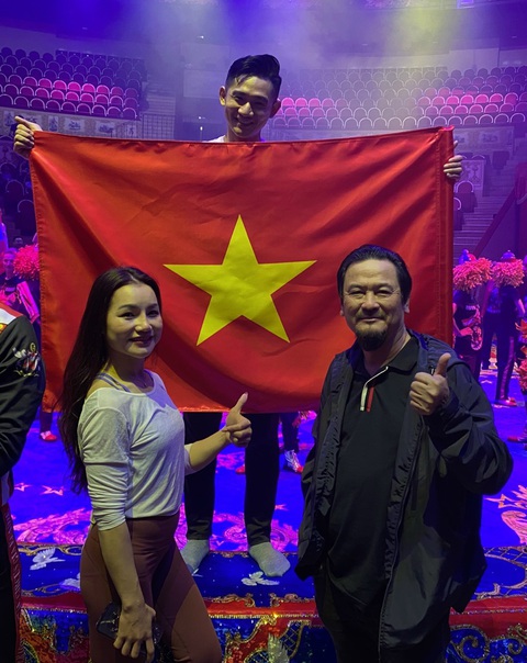 Ông Lê Diễn (bìa phải, hàng dưới) cùng hai nghệ sĩ xiếc Hiển Phước - Thanh Hoa tại liên hoan - Ảnh: NVCC Ông Lê Diễn (bìa phải, hàng dưới) cùng hai nghệ sĩ xiếc Hiển Phước - Thanh Hoa tại liên hoan - Ảnh: NVCC