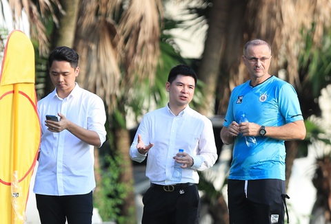 CLB Hà Nội đặt mục tiêu ‘khủng’ tại AFC Champions League 2023-2024 - Ảnh 1. Ông Đỗ Vinh Quang (giữa), chủ tịch CLB Hà Nội, cho biết mục tiêu của đội bóng là vượt qua vòng bảng AFC Champions League - Ảnh: HNFC