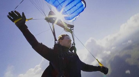 Chuyên gia 'soi' độ nguy hiểm 'xịn xò' trong các cảnh hành động của Tom Cruise - Ảnh 5. Tom Cruise tự mình thực hiện cú nhảy từ vách đá khó khăn - Ảnh: Screen Rant