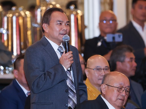 Cuộc gặp kiều bào tại Mỹ và món quà bất ngờ của Thủ tướng - Ảnh 4. Giáo sư Phan Mẫn bày tỏ tình cảm với quê hương, mong mỏi của cá nhân cho sự phát triển của đất nước - Ảnh: NHẬT BẮC