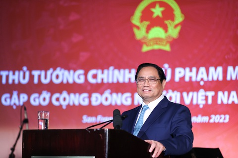 Cuộc gặp kiều bào tại Mỹ và món quà bất ngờ của Thủ tướng - Ảnh 3. Thủ tướng Phạm Minh Chính chia sẻ tại cuộc gặp - Ảnh: NHẬT BẮC