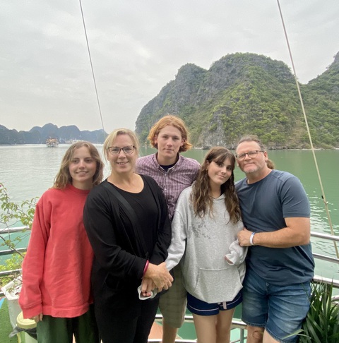 Liz McGrath (thứ 2 từ trái sang) và gia đình trong chuyến thăm Việt Nam - Ảnh NVCC Liz McGrath (thứ 2 từ trái sang) và gia đình trong chuyến thăm Việt Nam - Ảnh NVCC