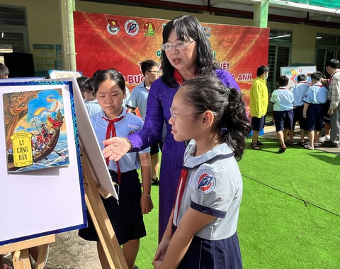 Học sinh Trường tiểu học Phú Thọ xem hình ảnh tài liệu về lịch sử - địa lý ở góc "Tự hào trang sử Việt" - Ảnh: MỸ DUNG Học sinh Trường tiểu học Phú Thọ xem hình ảnh tài liệu về lịch sử - địa lý ở góc "Tự hào trang sử Việt" - Ảnh: MỸ DUNG