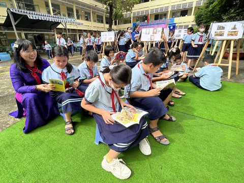 Khi góc sân trường thành sân chơi lịch sử - Ảnh 2. Các em học sinh Trường tiểu học Phú Thọ ngồi đọc sách tại Góc lịch sử - địa lý ngày 18-9 - Ảnh: MỸ DUNG