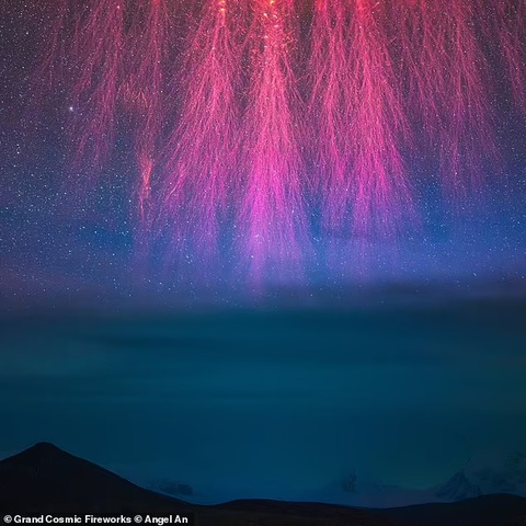 Những tác phẩm đoạt giải Nhiếp ảnh gia thiên văn năm 2023 - Ảnh 8. Bức ảnh "Grand Cosmic Fireworks" của nhiếp ảnh gia Angel An đoạt giải nhất ở hạng mục Ảnh chụp bầu trời. Tác phẩm ghi lại một đợt Sprite (sét dị hình) có hình dạng như pháo hoa, một hiện tượng phóng điện ở tầng khí quyển cao cực kỳ hiếm gặp tại sườn núi cao nhất của dãy Himalaya - Ảnh: DAILY MAIL