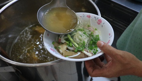 Phở Việt được nhiều người nước ngoài yêu thích vì dễ ăn, tốt cho sức khoẻ lại tinh tế về hương vị cũng như cách nấu - Ảnh SƠN TRANG Phở Việt được nhiều người nước ngoài yêu thích vì dễ ăn, tốt cho sức khỏe lại tinh tế về hương vị cũng như cách nấu - Ảnh: SƠN TRANG