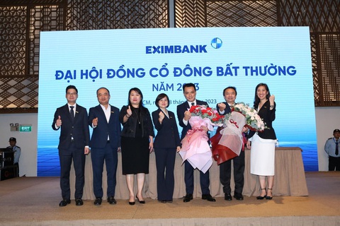 Eximbank bổ sung 2 thành viên, kiện toàn HĐQT nhiệm kỳ VII - Ảnh 1. Hội đồng quản trị Eximbank trao hoa chúc mừng ông Trần Tấn Lộc và ông Nguyễn Cảnh Anh (thứ 2 và thứ 3 từ phải).