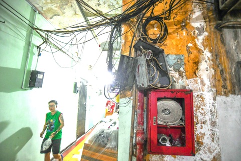 Chống cháy nổ, nhìn thực trạng để "bốc thuốc" - Ảnh 1. Thiết bị phòng cháy chữa cháy bị xuống cấp tại một chung cư ở quận 1, TP.HCM - Ảnh: Q.ĐỊNH