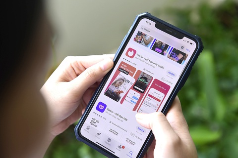 Bảo vệ tài khoản ngân hàng, ngăn lừa đảo: Ngăn app dịch vụ công dỏm trộm tiền - Ảnh 6. Bạn trẻ cài app trên điện thoại - Ảnh: Q.ĐỊNH